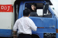 街角修车摊上的365个黄昏，雷哥那辆二八大杠，后座永远给雷嫂留着