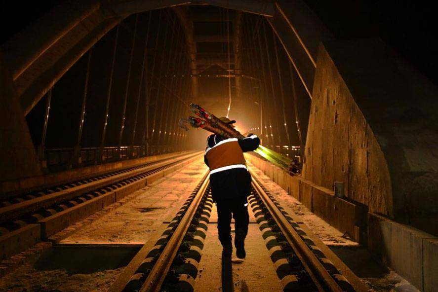 地陷11年,他们的夜晚,绳索系在床头,也系在生活里 地陷11年,他们的夜晚,绳索系在床头,也系在生活里